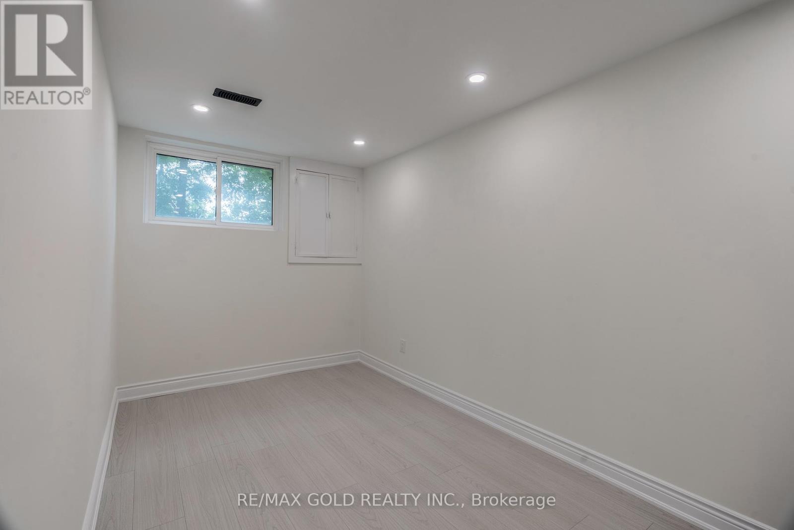 384 Westwood Drive, Kitchener, Ontario  N2M 2L6 - Photo 38 - X12402632