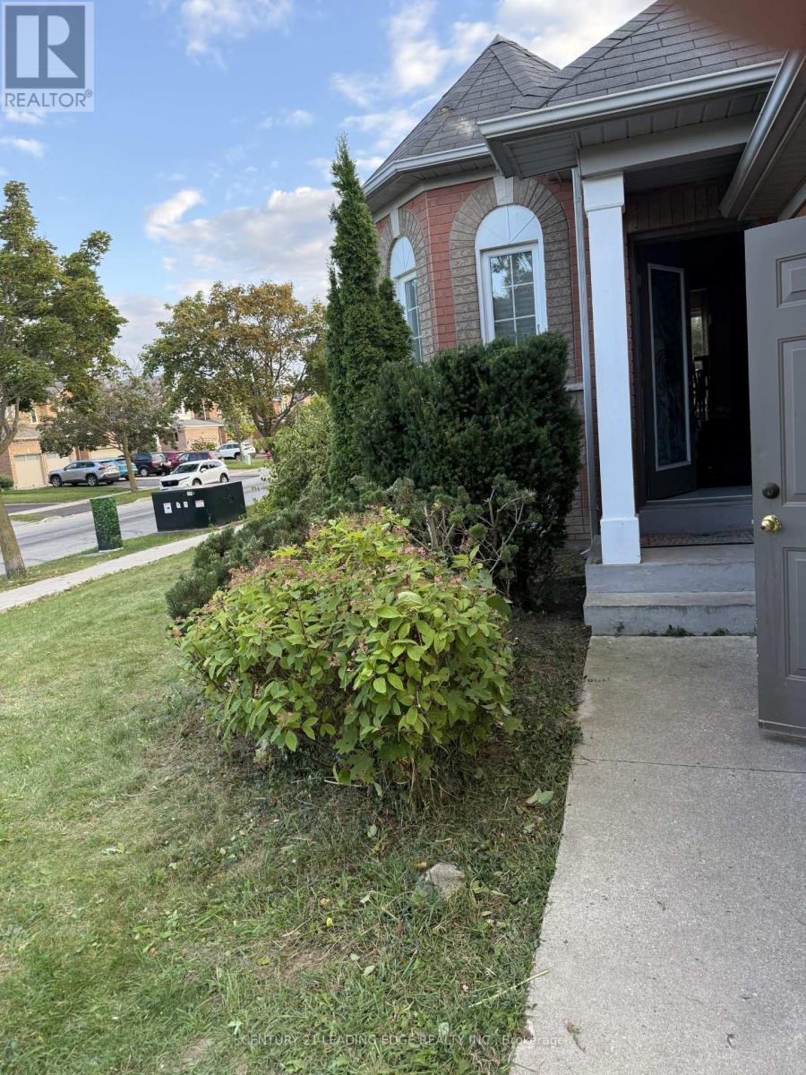 334 Clearmeadow Boulevard, Newmarket, Ontario  L3X 2C6 - Photo 4 - N12401775