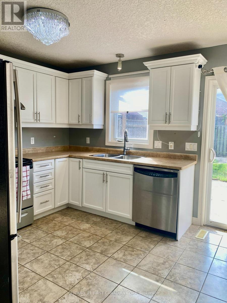 1678 Blackmaple Crescent, London East, Ontario  N5Y 6L6 - Photo 4 - X12397935
