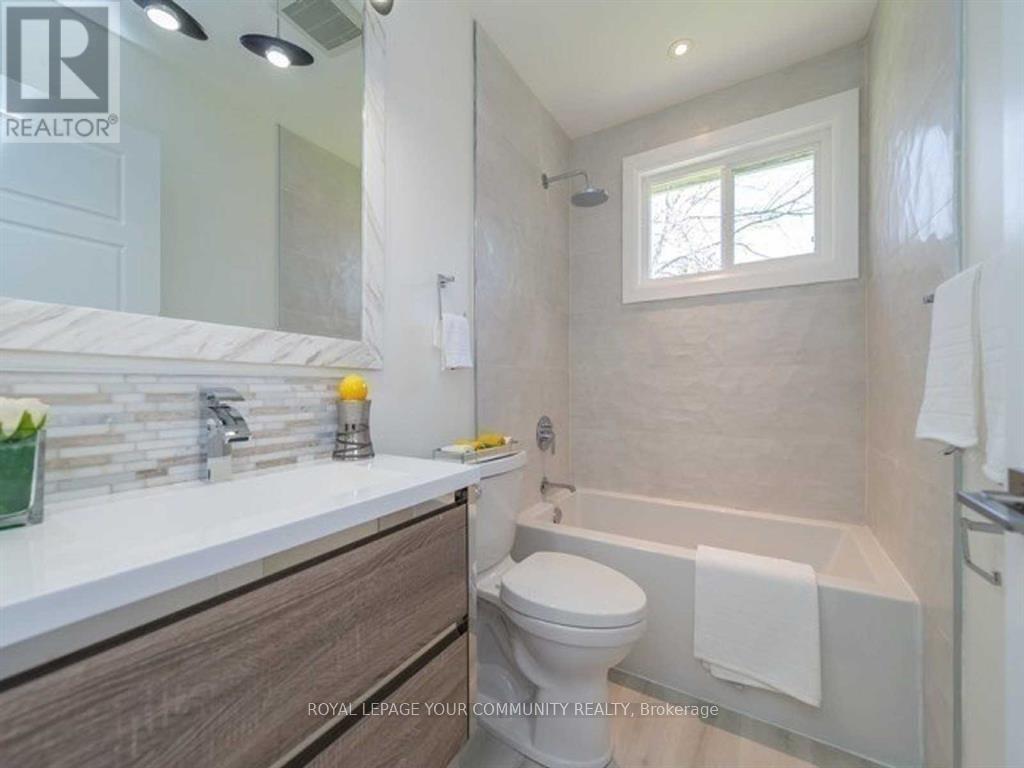 Main - 112 Murray Drive, Aurora, Ontario  L4G 2C5 - Photo 12 - N12402653