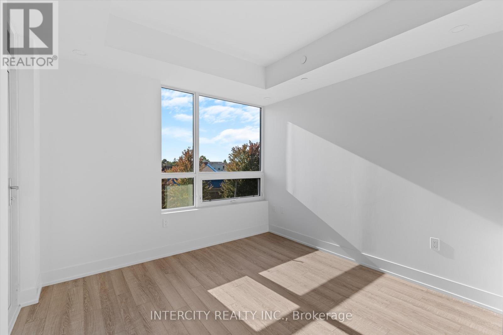 323 - 2075 King Road, King, Ontario  L7B 0R6 - Photo 10 - N12402658