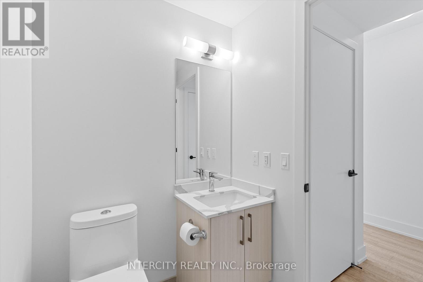 323 - 2075 King Road, King, Ontario  L7B 0R6 - Photo 13 - N12402658