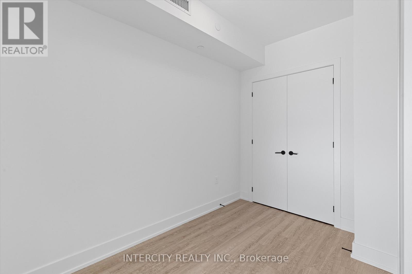 323 - 2075 King Road, King, Ontario  L7B 0R6 - Photo 19 - N12402658