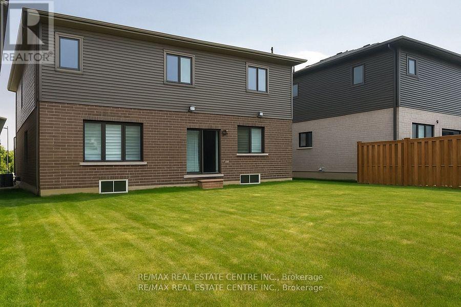 12 Swan Avenue, Pelham, Ontario  L0S 1E6 - Photo 2 - X12402652
