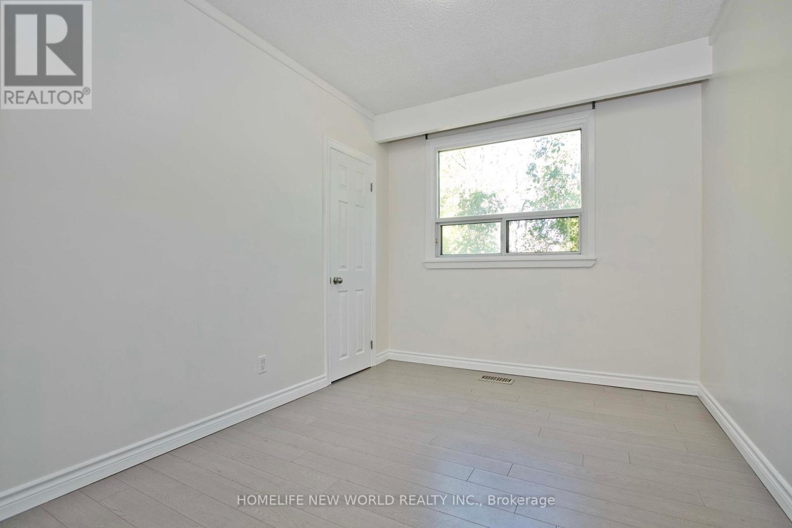 49 Thorncroft Crescent, Ajax (South East), Ontario  L1S 2S1 - Photo 11 - E12402681