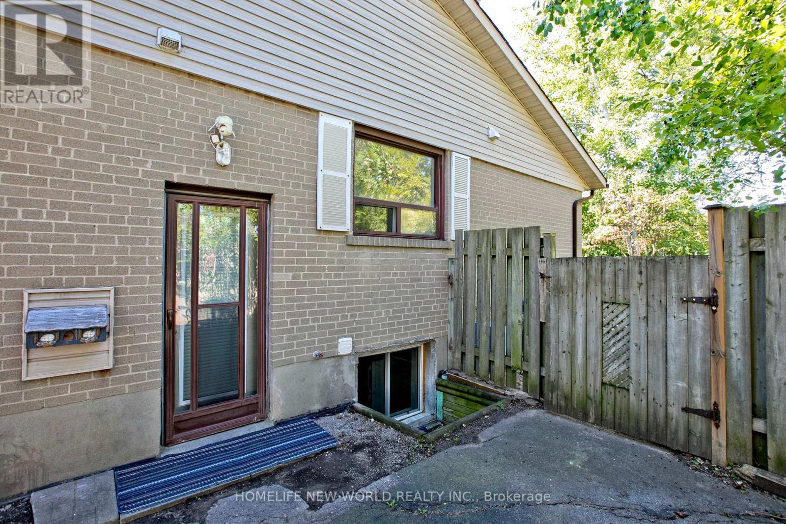 49 Thorncroft Crescent, Ajax (South East), Ontario  L1S 2S1 - Photo 27 - E12402681