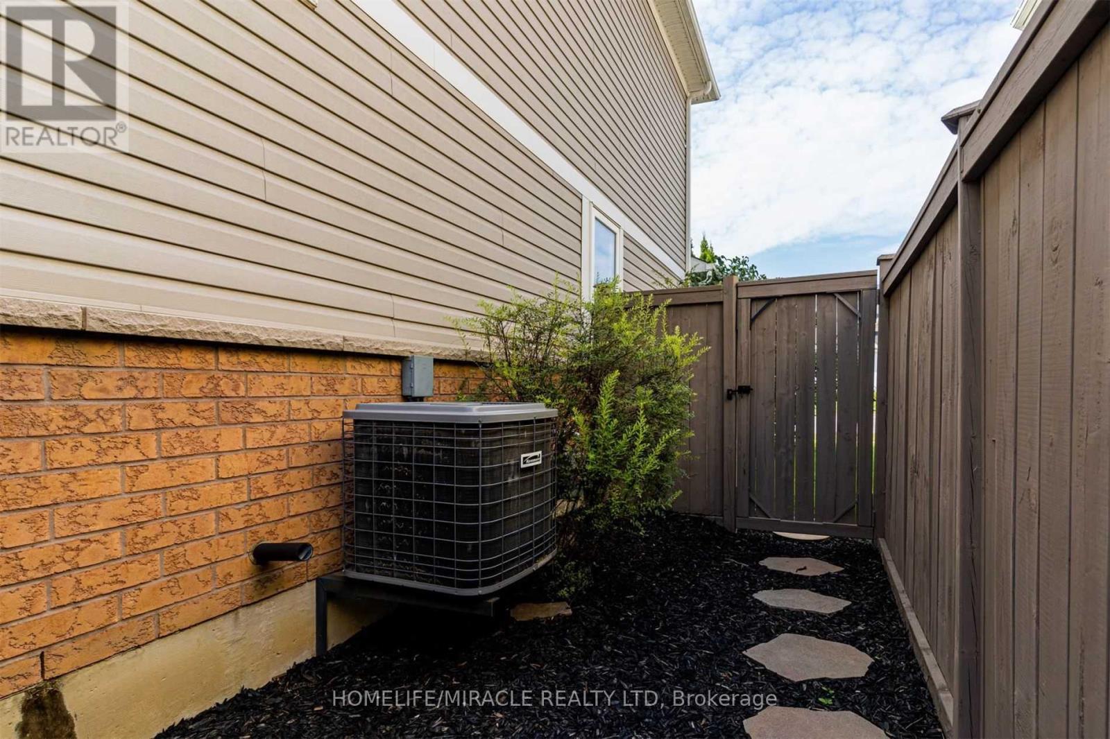 149 Carnwith Drive E, Whitby (Brooklin), Ontario  L1M 2J5 - Photo 7 - E12402701