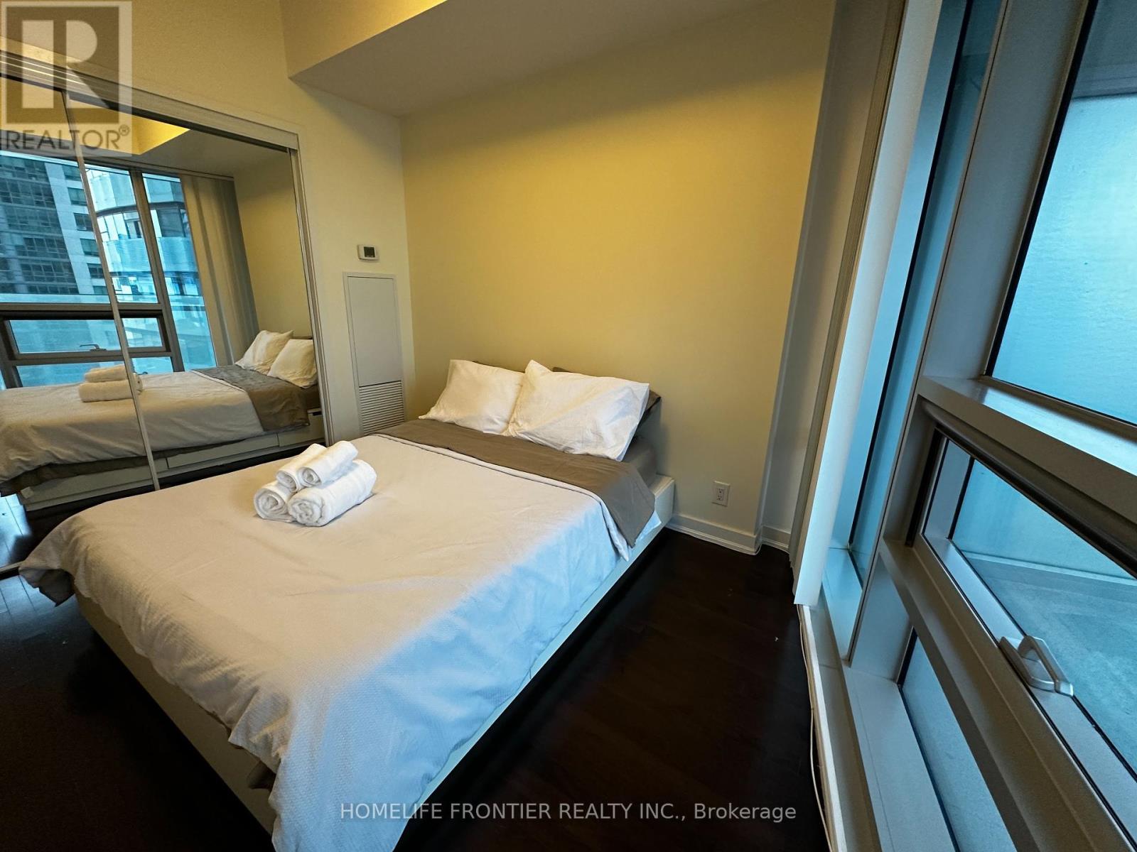 2406 - 14 York Street, Toronto, Ontario  M5J 0B1 - Photo 6 - C12398572