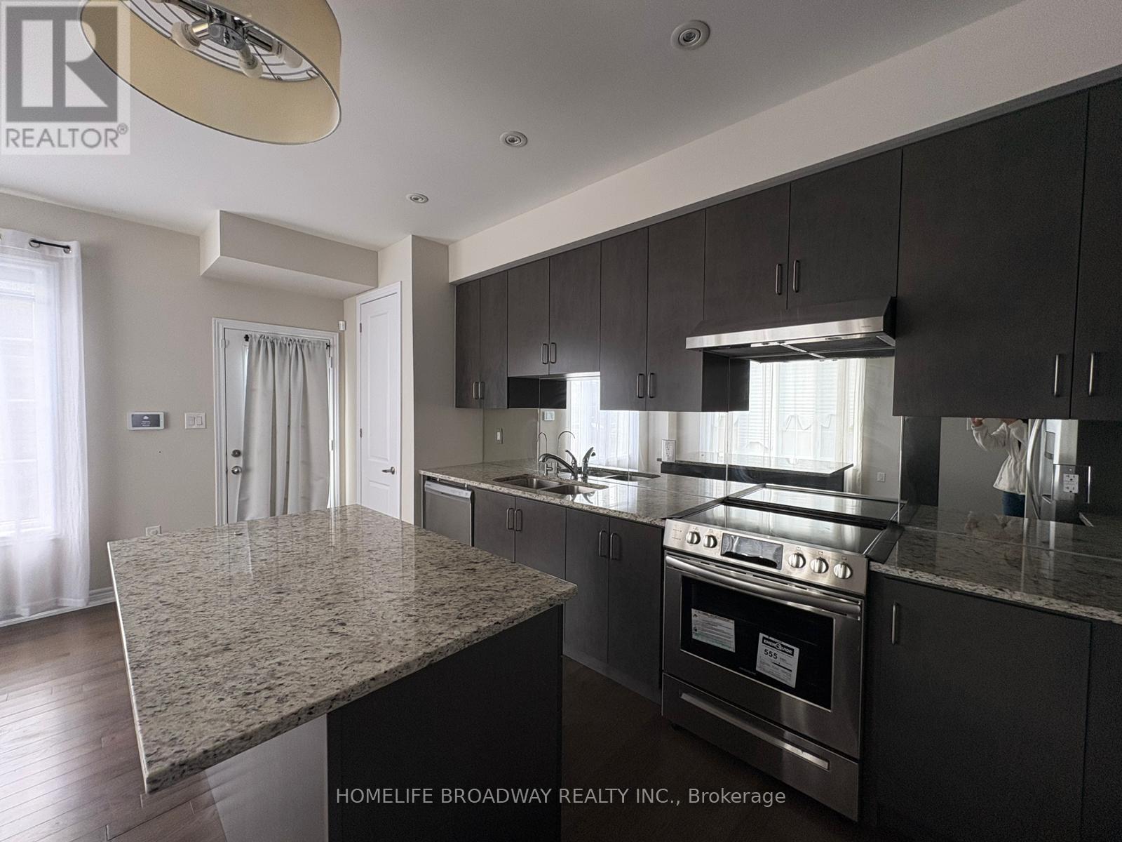 1906 Donald Cousens Parkway, Markham, Ontario  L6B 1M4 - Photo 6 - N12402265