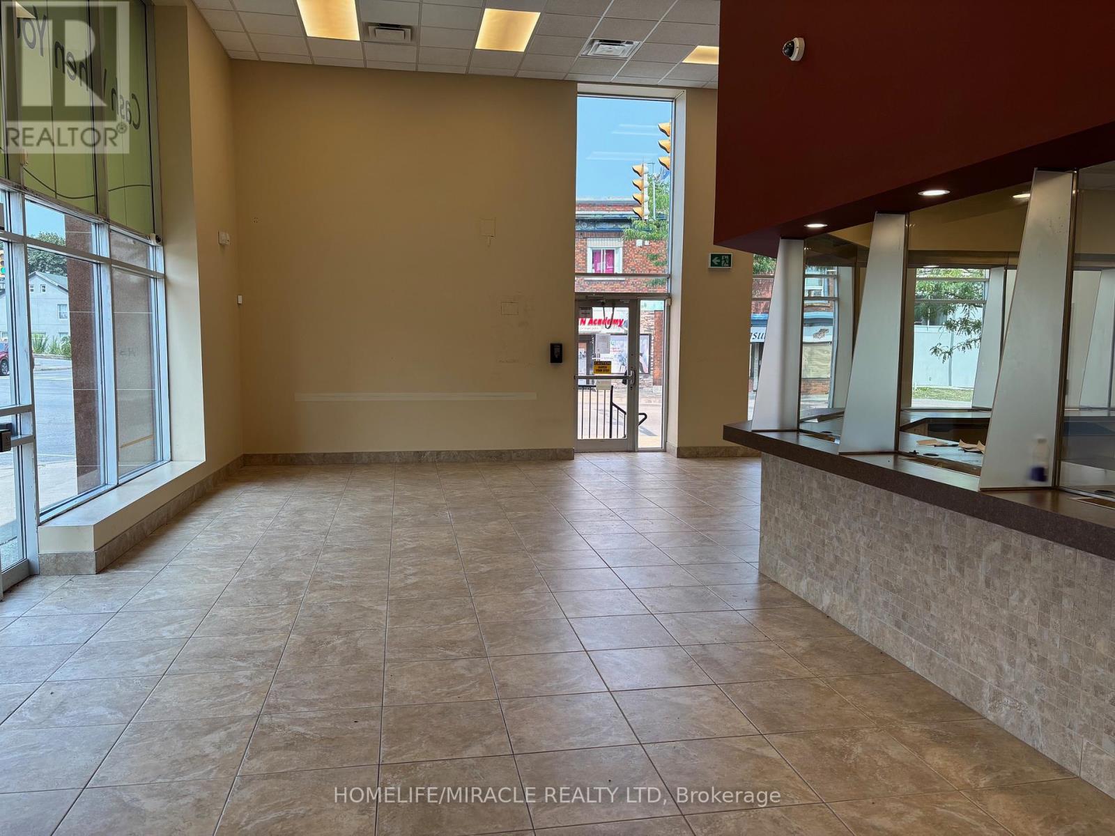 5890 Main Street, Niagara Falls, Ontario L2G 5Z8 - Photo 5 - X12402724