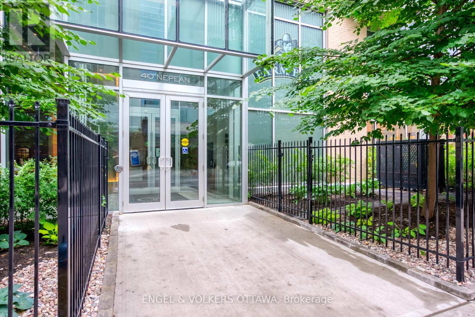707 - 40 Nepean Street, Ottawa, Ontario  K2P 0X5 - Photo 2 - X12402760