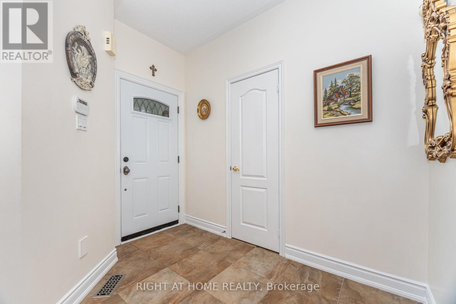 2 Melrose Gardens, Brampton, Ontario  L7A 1J7 - Photo 7 - W12401704