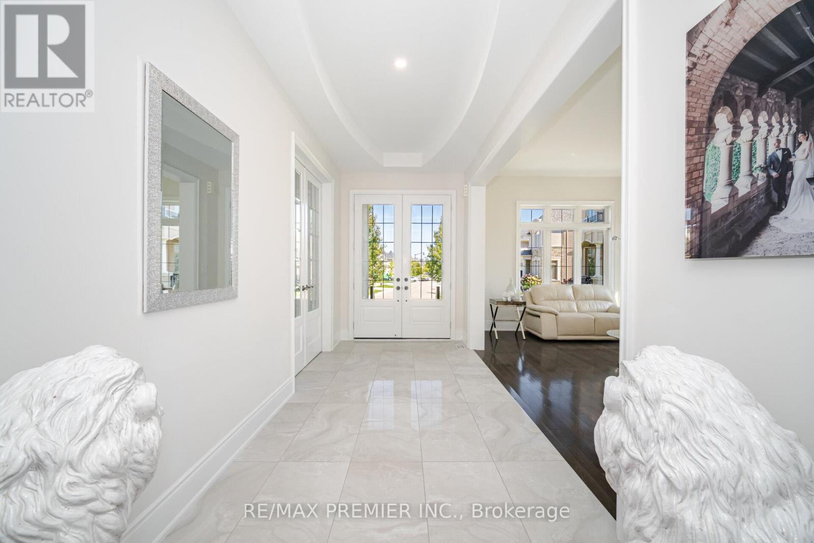 18 Erintown Crescent, Brampton (Toronto Gore Rural Estate), Ontario  L6P 4H2 - Photo 6 - W12402775
