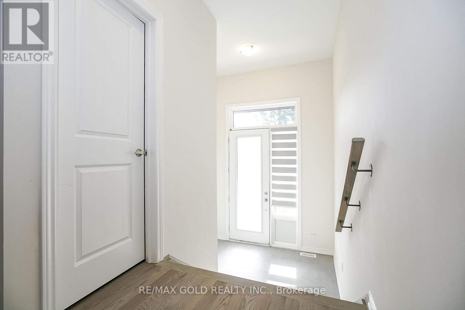 81 Berkely Street, Wasaga Beach, Ontario  L9Z 2N6 - Photo 6 - S12402708