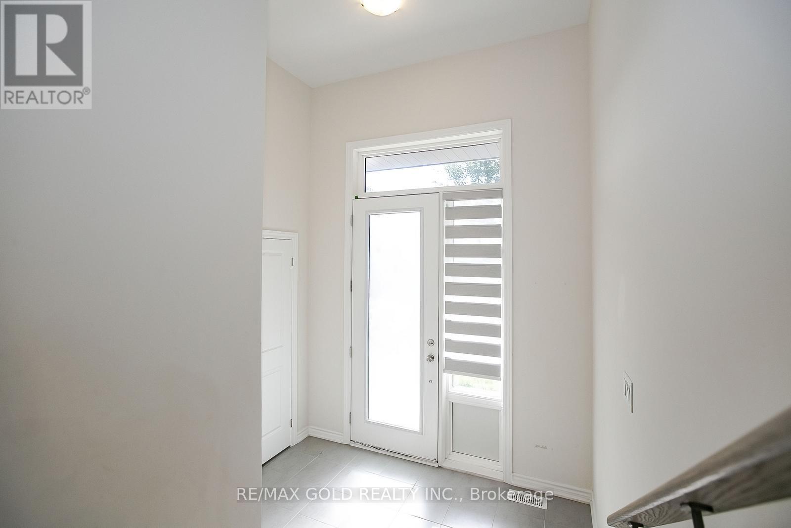 81 Berkely Street, Wasaga Beach, Ontario  L9Z 2N6 - Photo 4 - S12402708