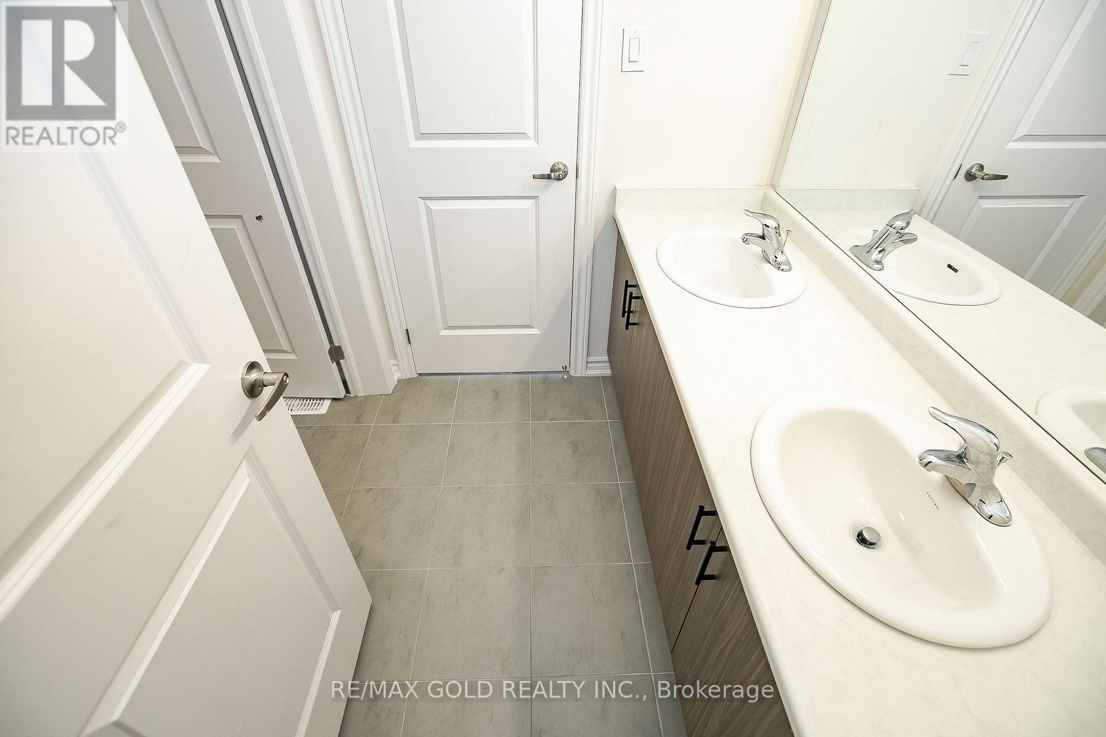 81 Berkely Street, Wasaga Beach, Ontario  L9Z 2N6 - Photo 37 - S12402708
