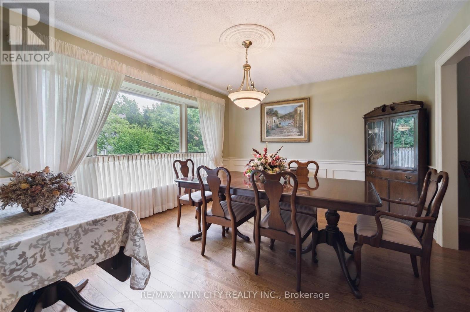 45 Applewood Crescent, Cambridge, Ontario  N1S 4K1 - Photo 12 - X12402791