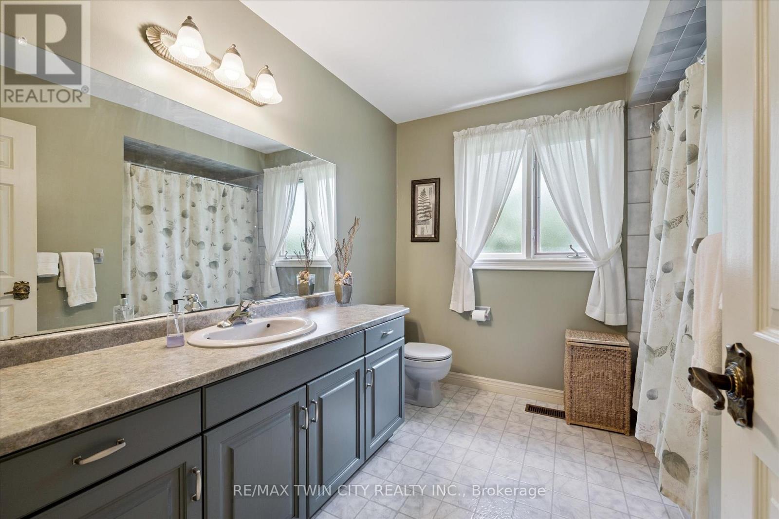 45 Applewood Crescent, Cambridge, Ontario  N1S 4K1 - Photo 35 - X12402791