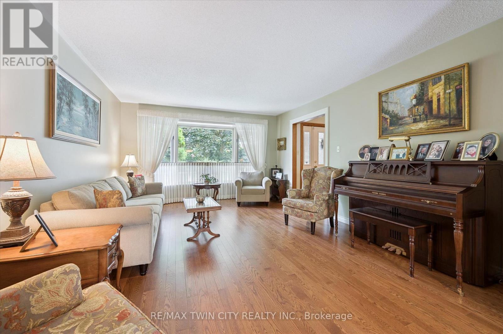 45 Applewood Crescent, Cambridge, Ontario  N1S 4K1 - Photo 8 - X12402791