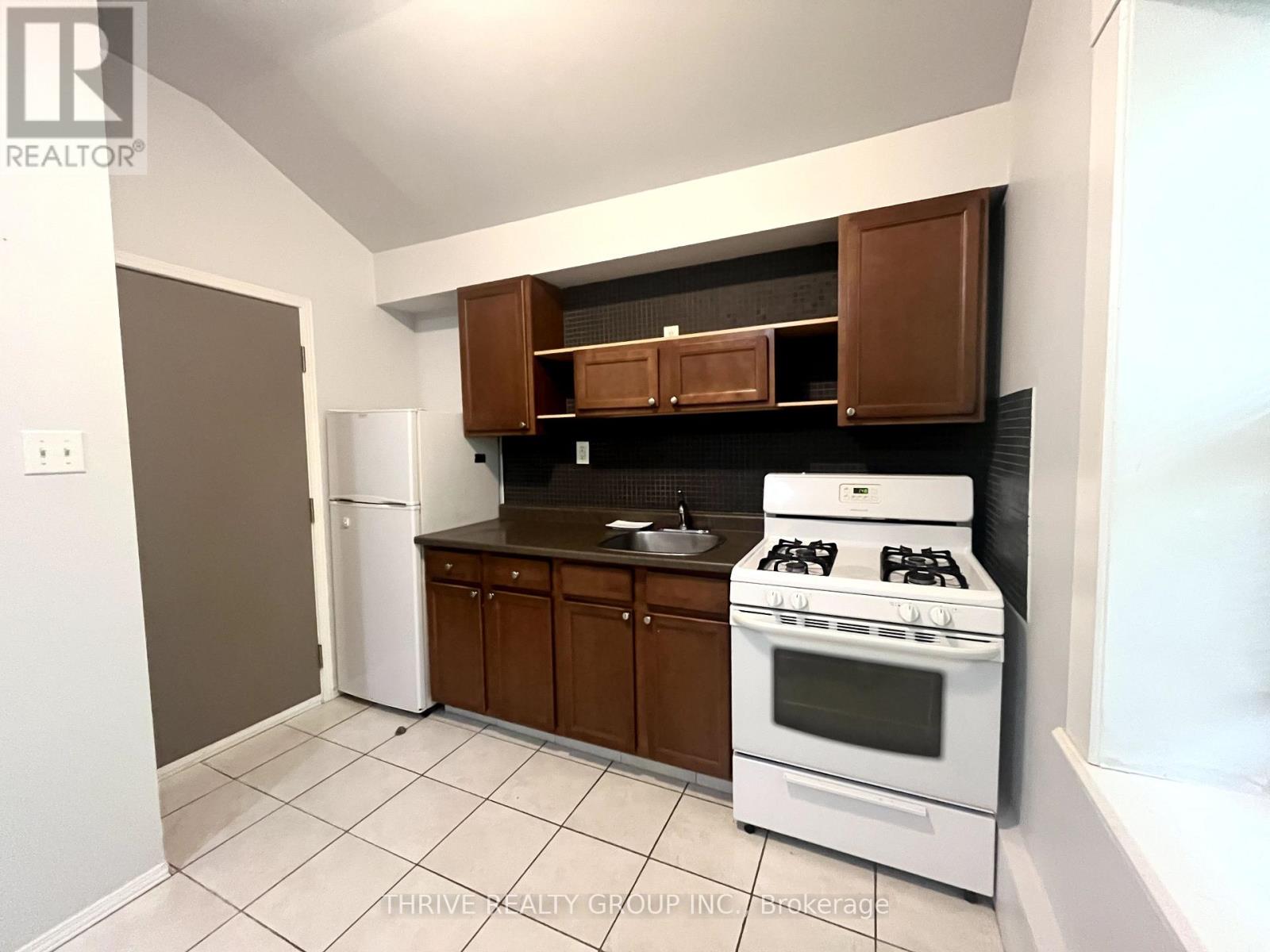3 - 1 Waverley Place, London East, Ontario  N6B 2C3 - Photo 1 - X12402796