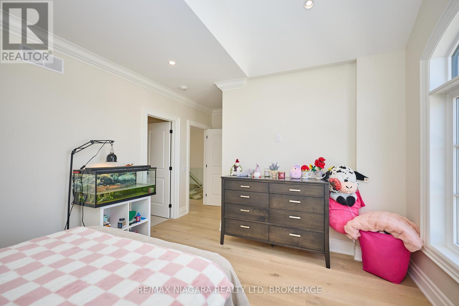 21 Ivy Crescent, Thorold (Confederation Heights), Ontario  L2V 0J9 - Photo 38 - X12395851