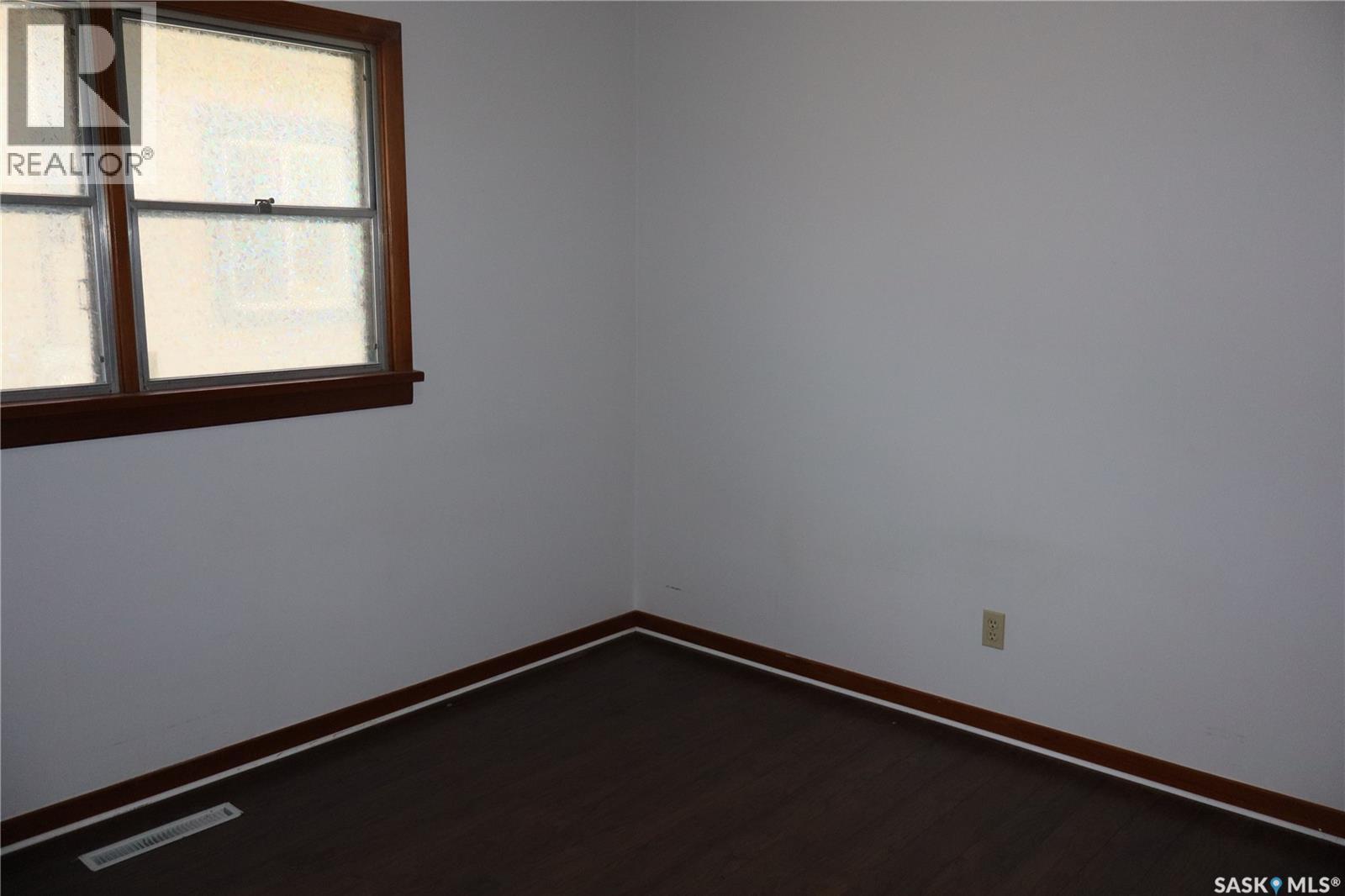 505 3rd Avenue E, Assiniboia, Saskatchewan  S0H 0B0 - Photo 10 - SK018342