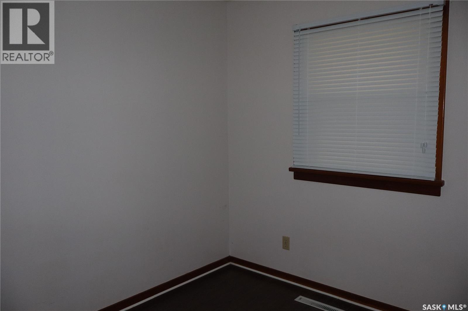 505 3rd Avenue E, Assiniboia, Saskatchewan  S0H 0B0 - Photo 12 - SK018342
