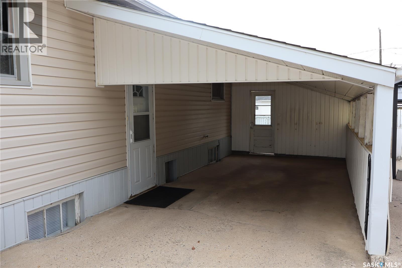 505 3rd Avenue E, Assiniboia, Saskatchewan  S0H 0B0 - Photo 2 - SK018342