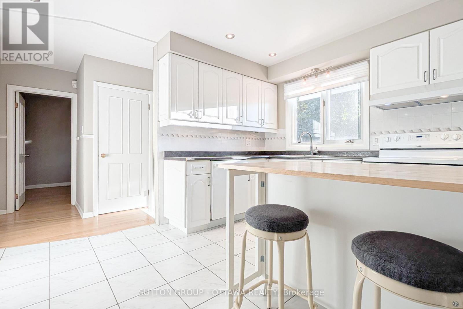 866 Claude Street, Ottawa, Ontario  K1K 2S6 - Photo 8 - X12402834