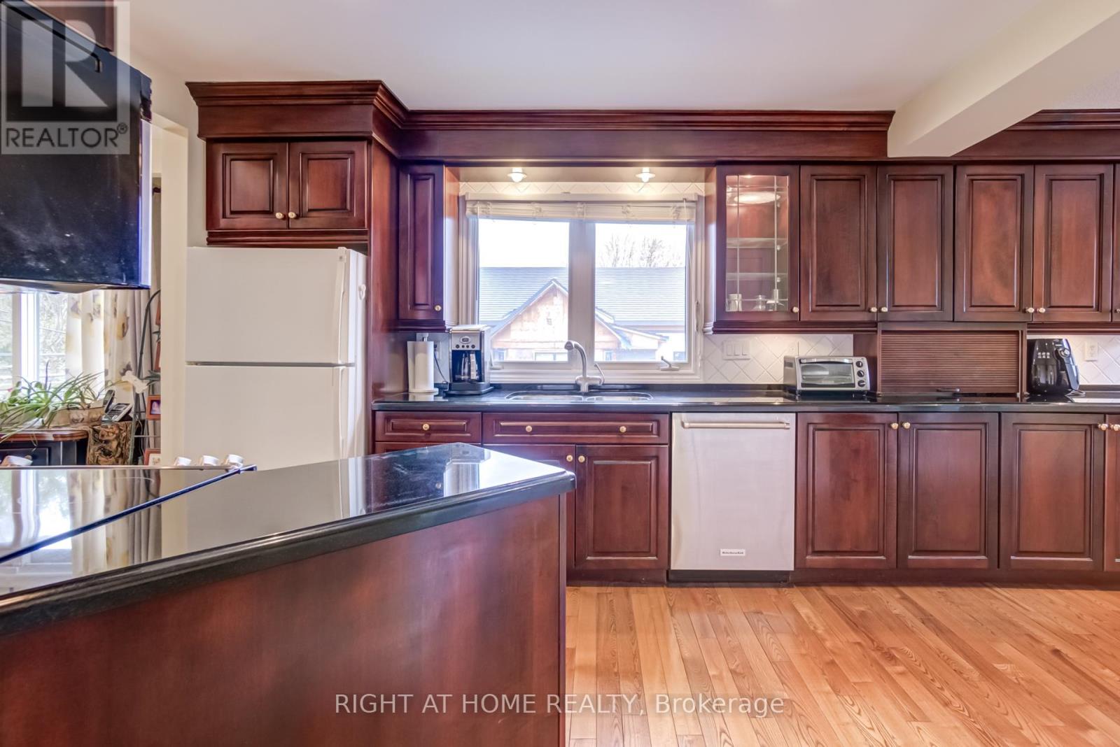 27 Sir Kay Drive, Markham (Markham Village), Ontario  L3P 2Y9 - Photo 9 - N12402851