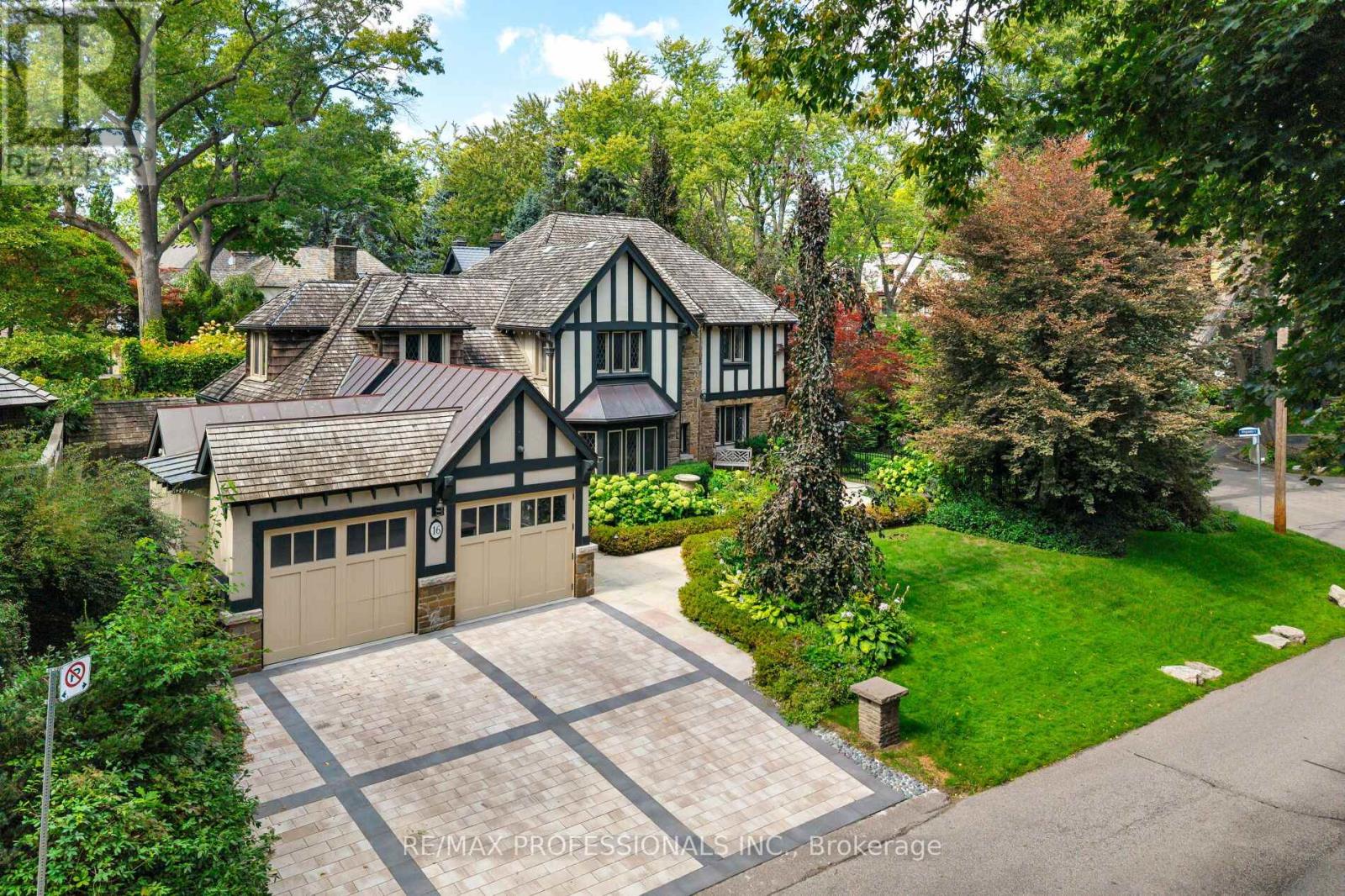 16 Kingsway Crescent, Toronto (Kingsway South), Ontario  M8X 2P9 - Photo 3 - W12395622