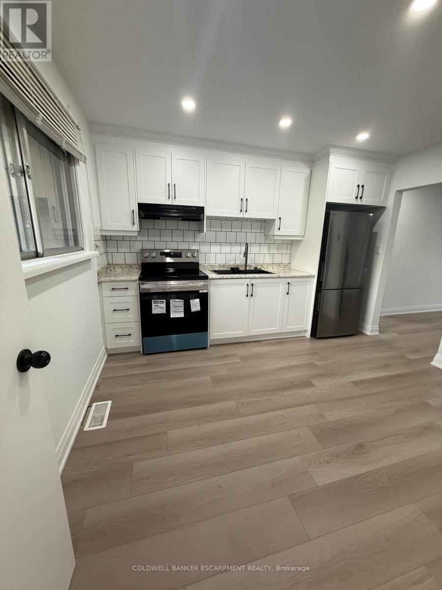 26 Victoria Street, Halton Hills, Ontario  L7G 3N6 - Photo 12 - W12402914