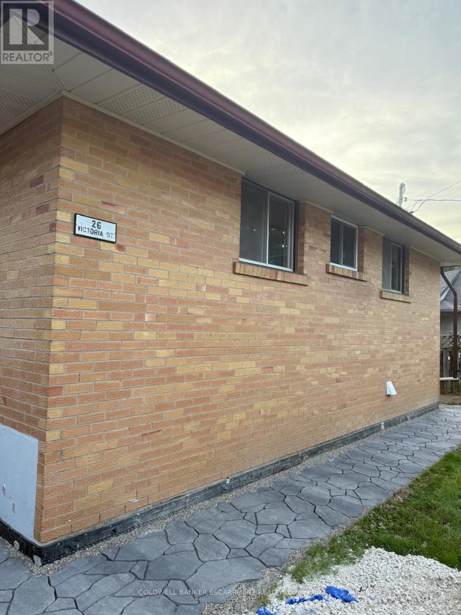 26 Victoria Street, Halton Hills, Ontario  L7G 3N6 - Photo 2 - W12402914