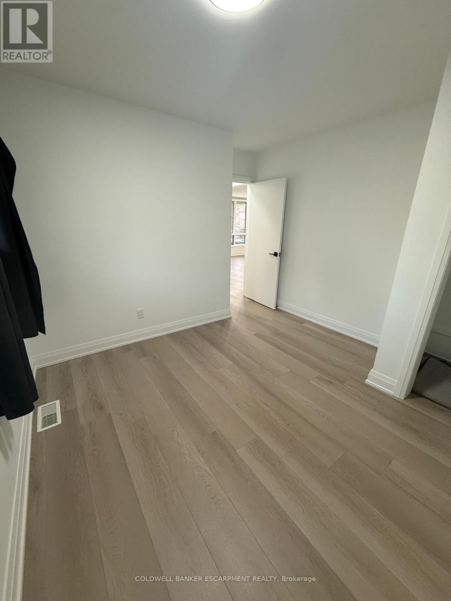 26 Victoria Street, Halton Hills, Ontario  L7G 3N6 - Photo 6 - W12402914