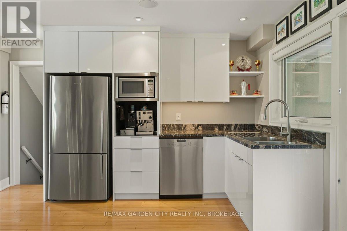 112 Riverdale Drive, St. Catharines, Ontario  L2R 3S4 - Photo 10 - X12402919