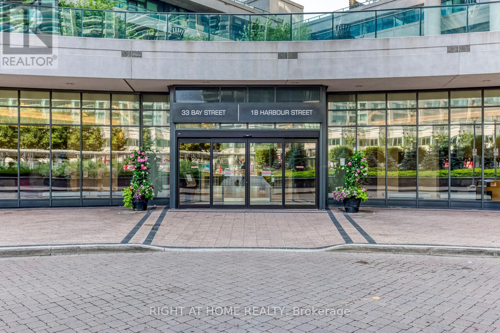 1405 - 33 Bay Street, Toronto, Ontario  M5J 2Z3 - Photo 2 - C12402923