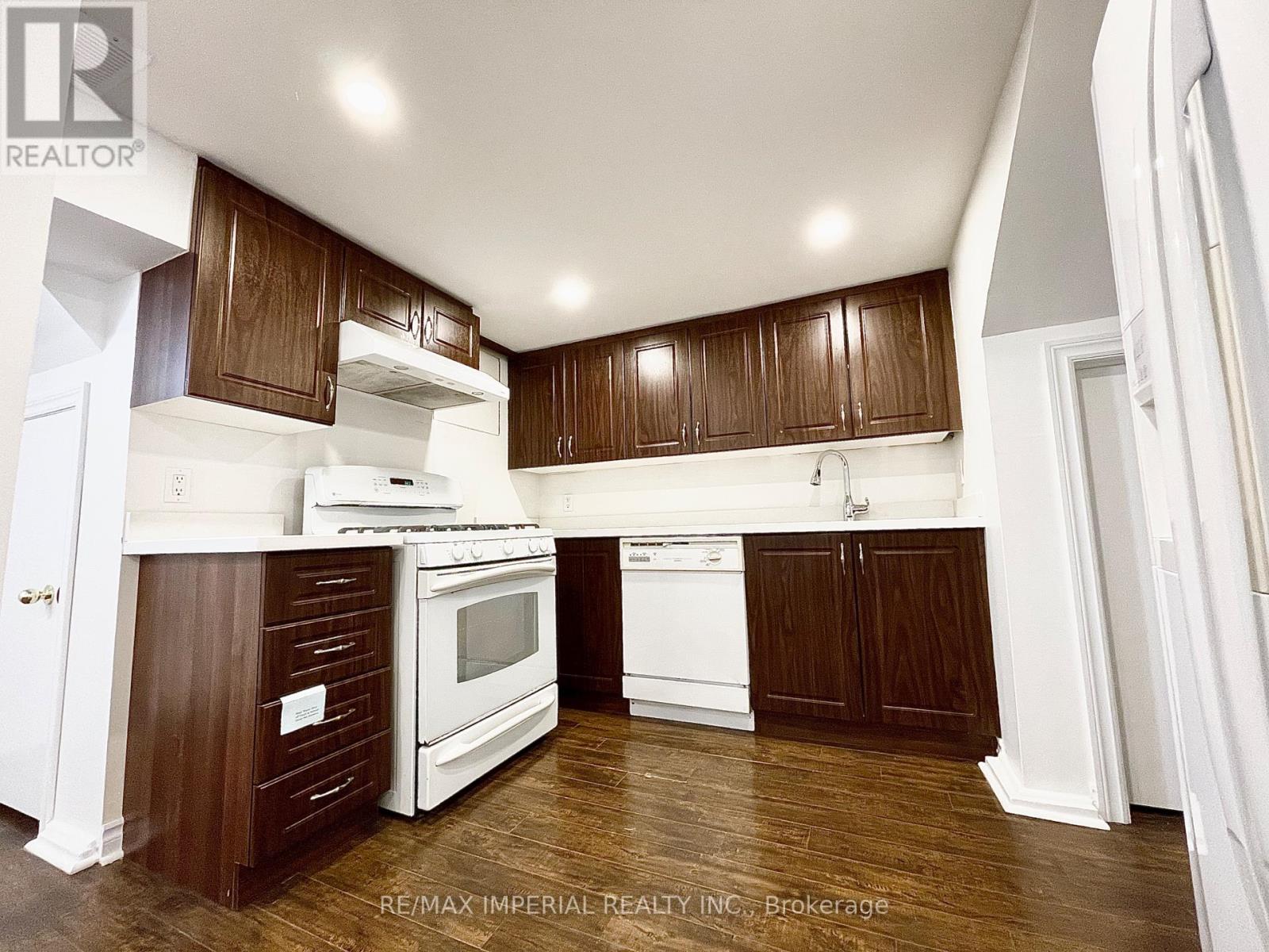 Bsmt - 254 Browndale Crescent, Richmond Hill (Crosby), Ontario  L4C 3J1 - Photo 2 - N12402941