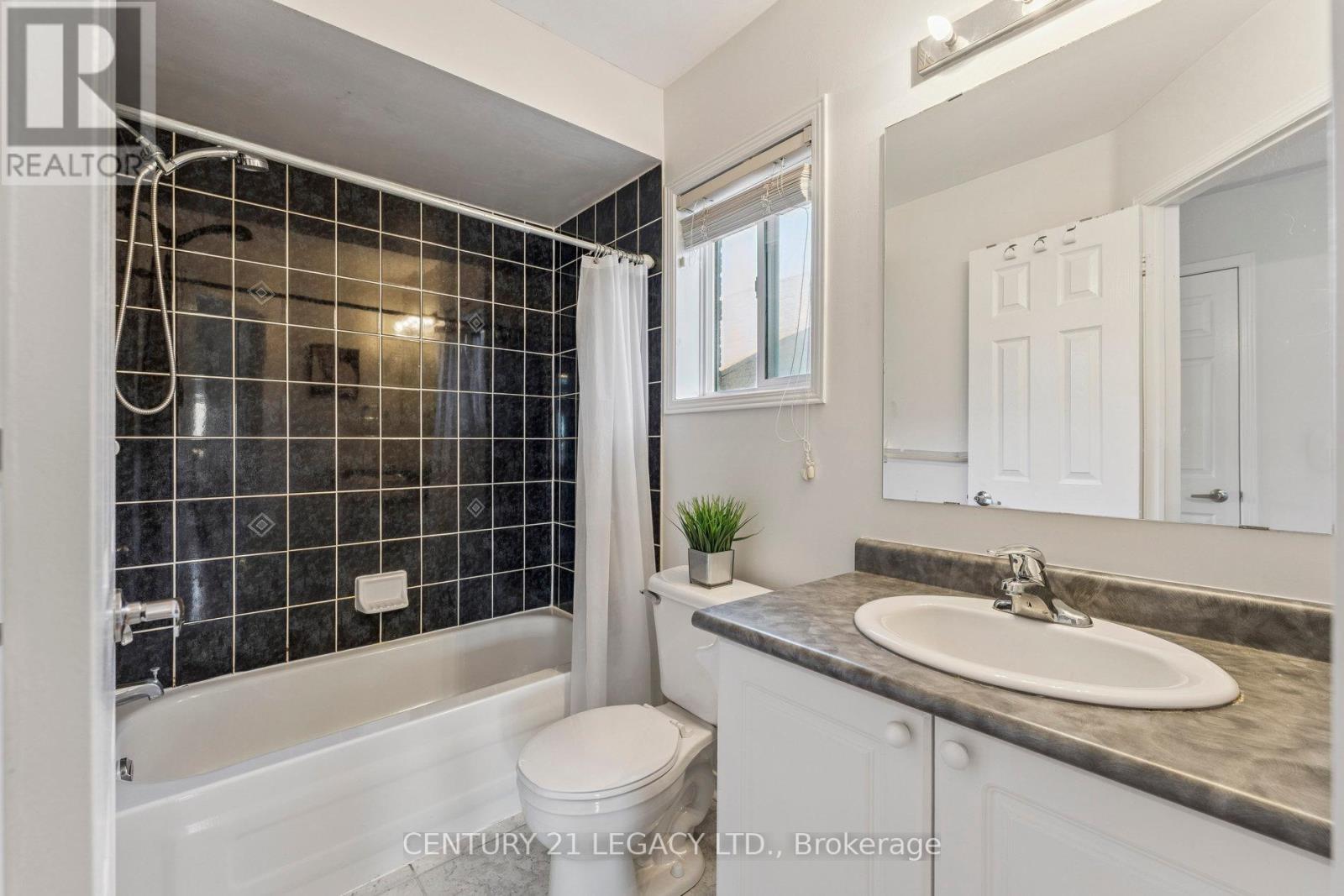 52 Pennyroyal Crescent, Brampton (Bramalea North Industrial), Ontario  L6S 6J7 - Photo 22 - W12402918