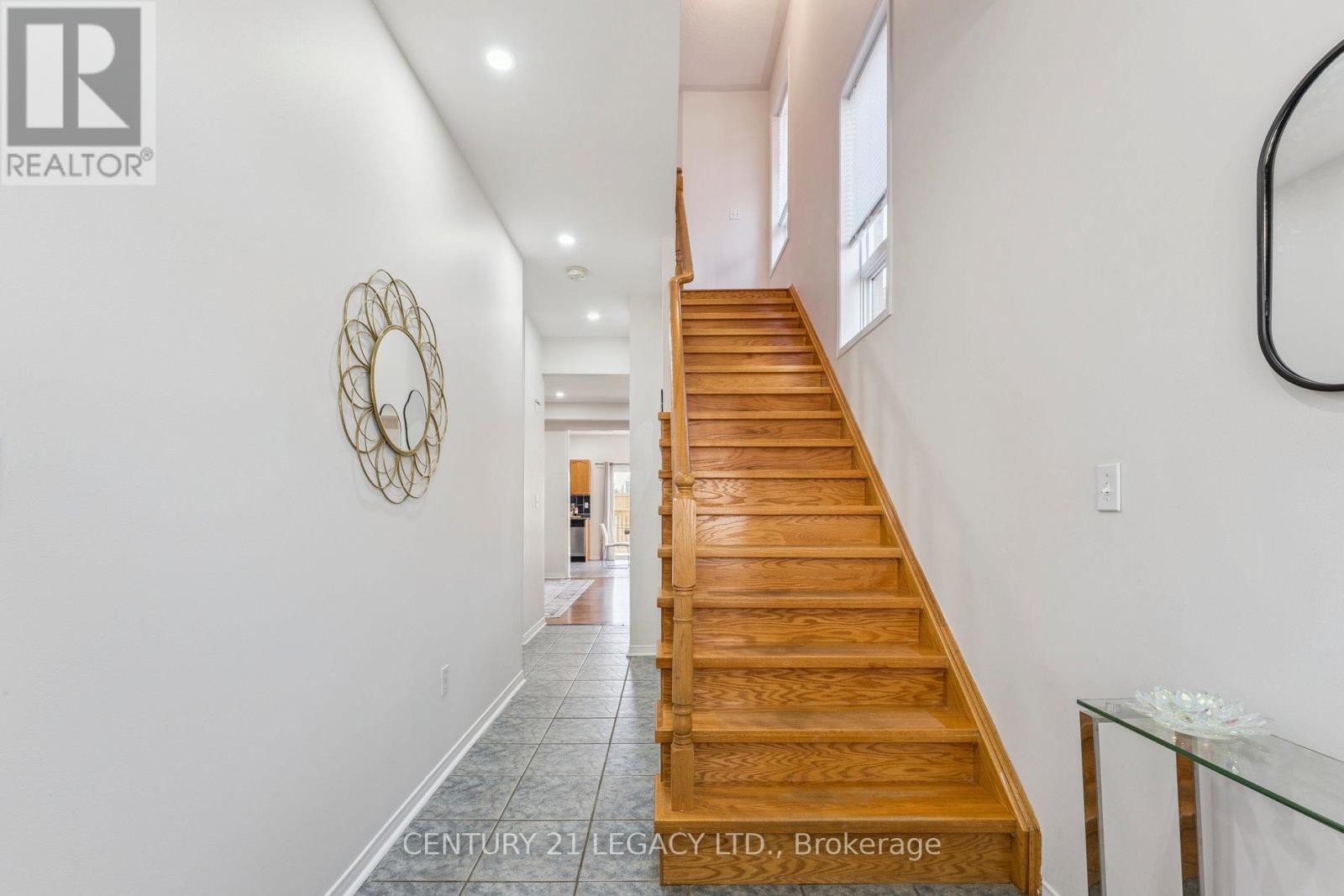 52 Pennyroyal Crescent, Brampton (Bramalea North Industrial), Ontario  L6S 6J7 - Photo 4 - W12402918