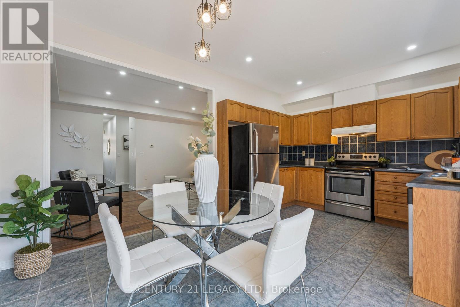 52 Pennyroyal Crescent, Brampton (Bramalea North Industrial), Ontario  L6S 6J7 - Photo 8 - W12402918