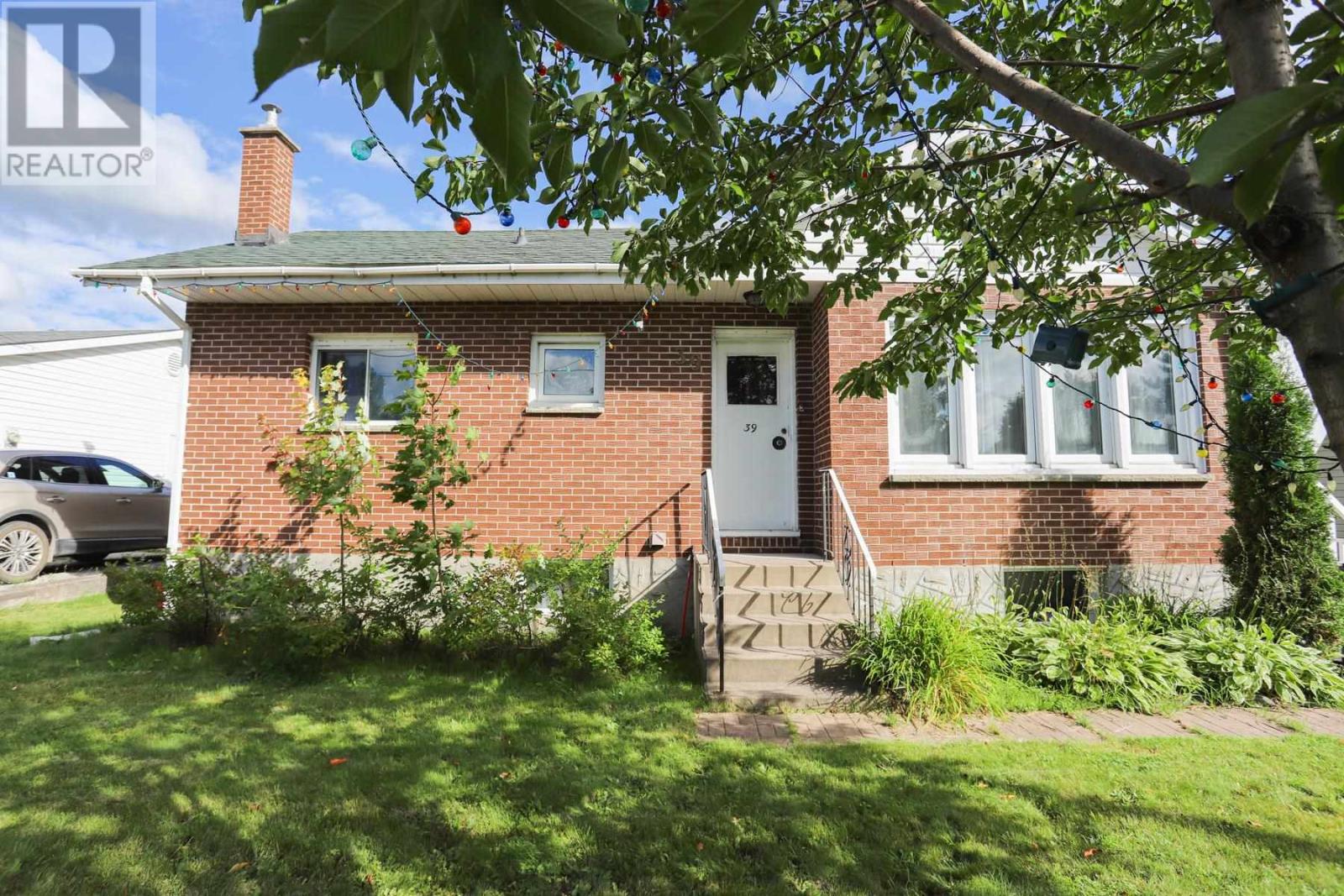 39 Market St, Sault Ste Marie, Ontario  P6A 4S9 - Photo 2 - SM252375