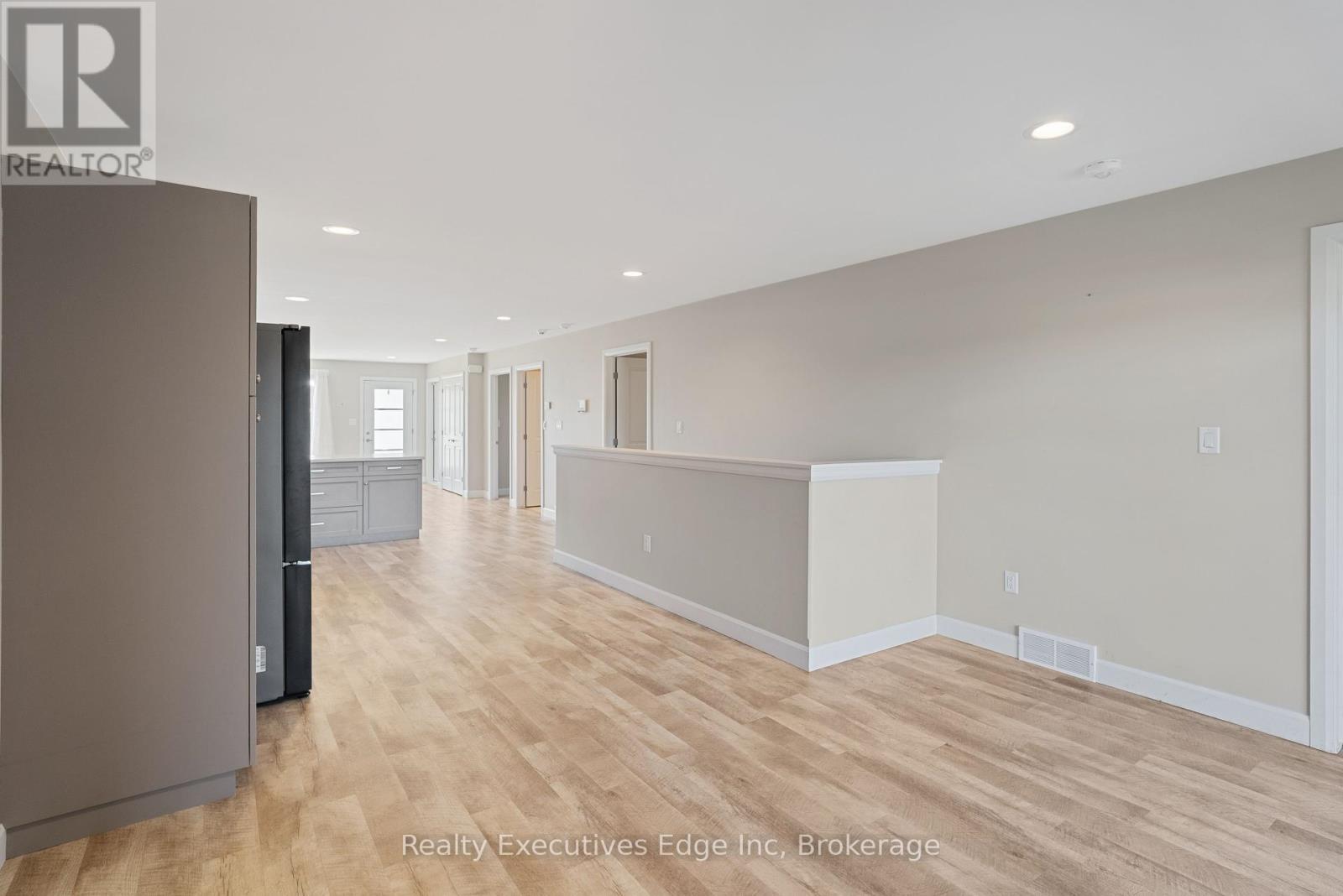 98 Moonstone Crescent, Chatham-Kent, Ontario  N7M 0S2 - Photo 12 - X12403021