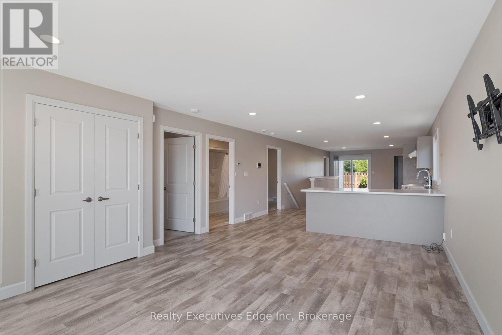98 Moonstone Crescent, Chatham-Kent, Ontario  N7M 0S2 - Photo 5 - X12403021