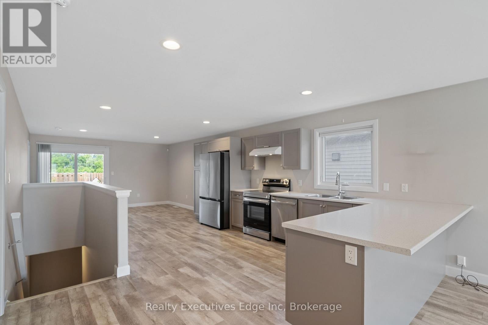 98 Moonstone Crescent, Chatham-Kent, Ontario  N7M 0S2 - Photo 7 - X12403021