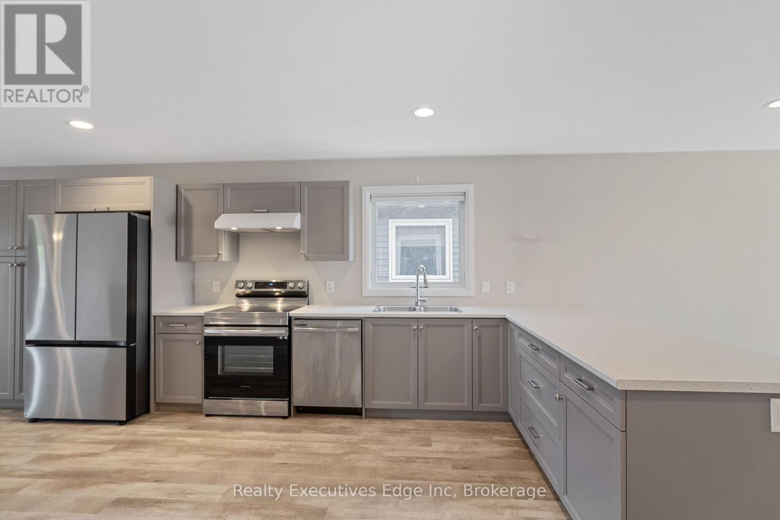 98 Moonstone Crescent, Chatham-Kent, Ontario  N7M 0S2 - Photo 8 - X12403021