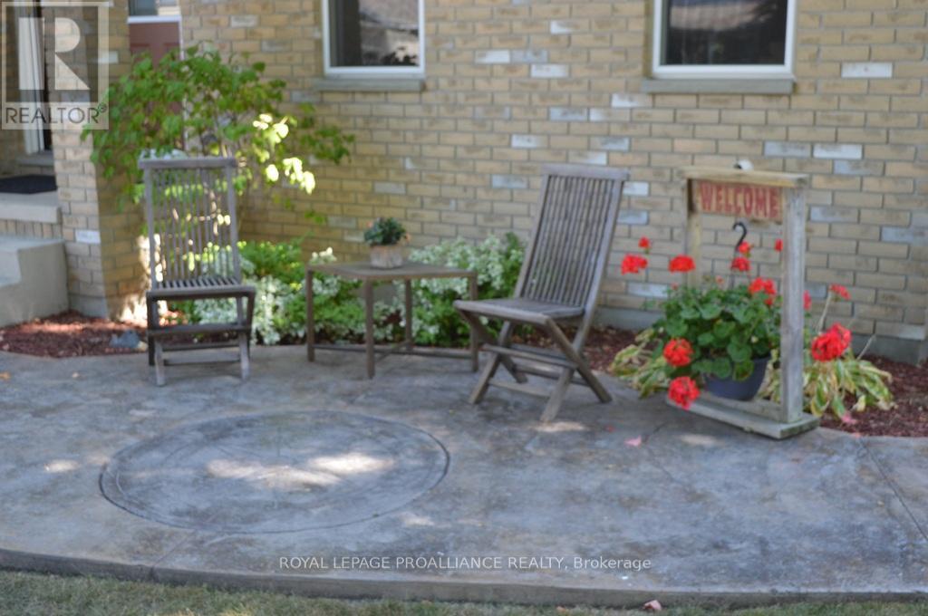 1 Simmons Court, Quinte West, Ontario  K8V 6M9 - Photo 3 - X12403000