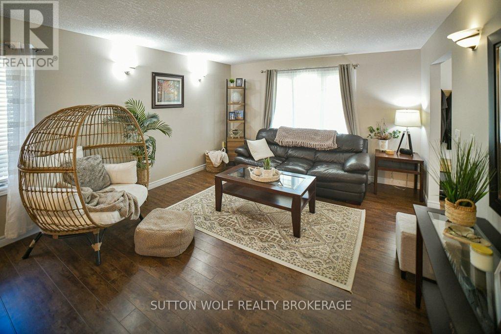 22 Pittao Place, Strathroy-Caradoc, Ontario  N7G 4E7 - Photo 3 - X12403016