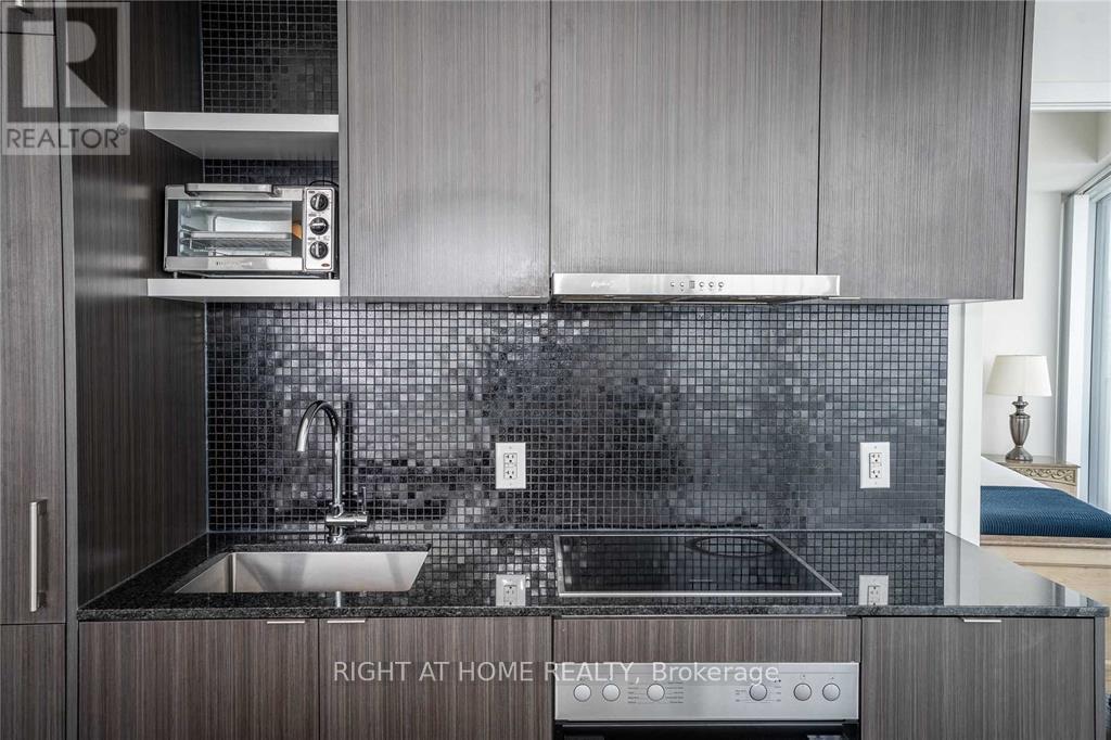 6407 - 100 Harbour Street, Toronto, Ontario M5J 2T5 - Photo 4 - C12402971