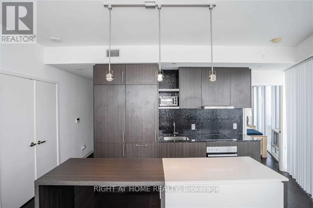 6407 - 100 Harbour Street, Toronto, Ontario M5J 2T5 - Photo 5 - C12402971