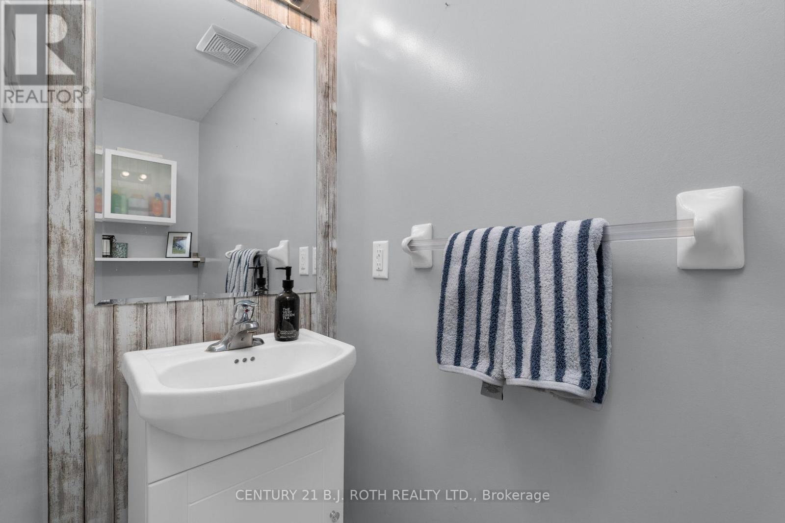 35 Mccann Lane, Essa, Ontario  L0M 1B4 - Photo 10 - N12403003